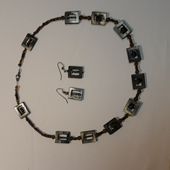 Genuine MoP Hand crafted necklace and earrings set - Picture 12 of 15